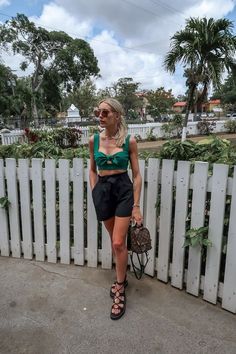 Looks Com Short, Dr Martens Sandals, Dr Martens Outfit, White Dress Styles, Doc Martens Outfit, Oufits Casual, Street Style Blog