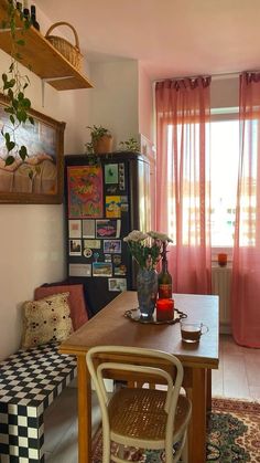 70s Interior Aesthetic, Small Eclectic Apartment, Funky Kitchen Ideas, Girly Kitchen, Small Dining Room, Dorm Kitchen, Colorful Kitchen, Aesthetic Kitchen, Redecorate Bedroom