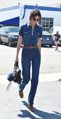 Kendall Jenner Street Style, Look Jean, Walking Down The Street, Jeans Overall, Boyfriend Jean, Jenner Style, 1970s Fashion