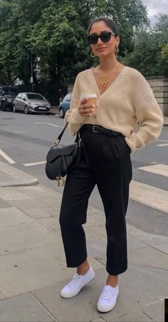 Work Outfit Smart Casual, Autumn Smart Casual Women, Black Pants Sneakers Outfit Work, Converse Professional Outfit, Spring Outfits Smart Casual, Minimalist Workwear, Autumn Office Outfit Business Casual, Cute Outfits 2023 Trends, Smart Casual Ootd