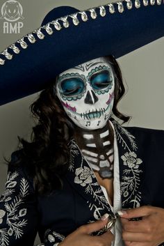 Skull Makeup Ideas, Sugar Skull Painting, Mexican Sugar Skull, Skeleton Makeup, Mexican Skulls