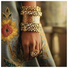 Earrings Style Ideas, Statement Bridal Earrings, Bridal Statement Earrings, Bridal Jewelery, Kundan Bangles, Heritage Jewellery, Hand Accessories, Bangles Indian, Bridal Fashion Jewelry