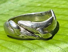 Vintage rare 90's wyland double humpback  Whale  whales sterling silver ring Jewelry. stamped designer's marks . size  about 7.50. Weight 4.60 grams . Great Condition.    Please use pictures for condition as they are a big part of the item description.  From smoke free and pet free home.. Humpback Whale, Silver Jewelry Rings, Stamp Design, Whales, Honolulu, Ring Jewelry, Rings Statement, Sterling Silver Ring, Favorite Jewelry