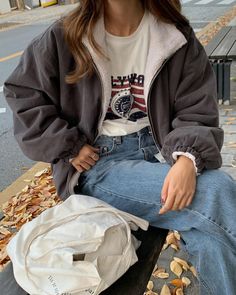 Autumn Outfits College, Fall Fits Aesthetic 2023, Fashion Inspo Outfits Winter School, College Autumn Outfits, Cold Fits Aesthetic, Cute Outfits With Jean Jackets, Fall Fits Aesthetic Vintage, Autumn Fits 2023, Oversized Vintage Hoodie For Fall