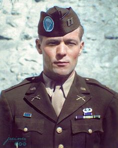 Richard Winters, United States Army Uniform, Wwii Soldiers, Army Photos, Airborne Army, American Military History, Ww2 Posters, Patriotic Pictures