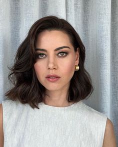 The ’90s Supermodel Bob Is the Chicest Way to Add Volume and Texture to Short Hair | Glamour Aubry Plaza Hair, Shoulder Length Glam Hair Styles, America Ferrera Hair Short, Holiday Style 2023, Bridal Hairstyles For Medium Length Hair, Aubrey Plaza Blonde, French Bob Thick Hair, Soft Bob Haircut, Midi Bob