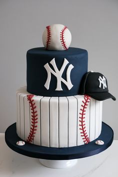 Iconic New York Yankees Cake for Die-Hard Fans New York Yankees Cake Ideas, Yankees Cake Ideas, New York Yankees Cake, Baseball Desserts, Yankee Cake, Cake Ideas For Men, Baseball Birthday Cakes, Sports Cake, Sports Cakes