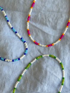 Homemade Jewelry Ideas Beads, Cute Summer Jewelry Diy, Ideas For Beaded Necklaces, Cute Necklace Ideas Beads, Jewelry Design Beads, Colorful Beaded Jewelry, Preppy Necklaces Beaded, Neckles Ideas, Winter Beaded Necklace