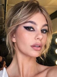 Trends 40 Glam Valentines Night Makeup Look Ideas Eyeshadow Brown Eyes, Cat Eye Eyeliner, Eyeliner Tips, Romantic Makeup, Camila Morrone, Make Up Inspiration, Chic Makeup, Cat Eye Makeup, Glamorous Makeup