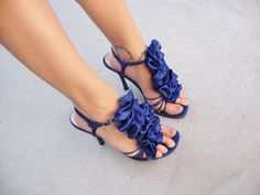 DIY Blue Ruffle Shoes  Stylish and fun. This is a great accent to make for high heels, especially high heeled sandals. Diy Ruffle, Shoe Makeover, Ruffles Fashion, Bridesmaid Shoes, Wedge Pumps, Prom Shoes, Diy Shoes, Fashion Diy, Diy Style