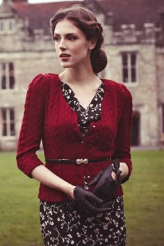 my style has definetly changed recently. right now im into the retro fashion. love this look Rok Outfit, Festival Glitter, 1940s Style, Look Retro, Deep Winter, Retro Mode, Red Cardigan, Looks Street Style, 1940s Fashion