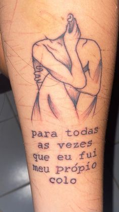 a man with a tattoo on his leg saying,'para todas as vezs que su fui meu propio colo '