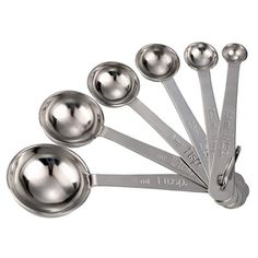 six measuring spoons are lined up on top of each other, with one measuring spoon in the middle