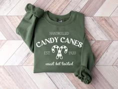 Christmas Sweatshirt Ideas, Vintage Christmas Shirt, Cute Christmas Sweater, Sweatshirt Aesthetic, Cheer Shirts, Coffee Sweatshirt, Adventure Shirt, Winter Shirts, Travel Shirts