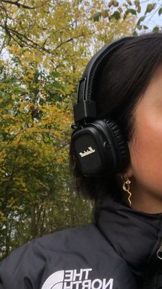 Fall 2023 Accessories, Headphones Aesthetic Girl, Girl Headphones, Girl Walk