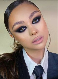 Makeup Looks Smokey, Welcome To The Dark Side, Goth Glam, Dope Makeup, Goth Style, Easy Makeup, Makeup Guide, Edgy Makeup, Makeup Eye Looks