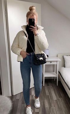 If you're getting bored of your closet, but still want to be stylish *allll* season long? We've got you covered. Here are 5 totally fab fall outfits you need to wear this season! PC: @lisarosii on Instagram Getting Bored