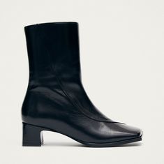 Botines de cuero negro con puntas asimétricas 
Un par para desafiar lo común. Los botines Chantal están elaborados en cuero negro y presentan puntas cuadradas asimétricas y tacones bajos y anchos, lo que hace que este modelo sea perfecto para elevar tus looks cotidianos con un toque moderno. Un ribete recorre desde la punta hasta la pantorrilla, aportando un sentido de movimiento y rompiendo sutilmente la linealidad entre la punta y el talón. Black Leather Ankle Boots, Low Block Heels, Guinea Bissau, Mozambique, Leather Ankle Boots, Bosnia And Herzegovina, Laos, Everyday Look, The Ordinary