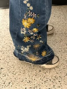 Embroidered Jeans Flowers, Embroider Jeans Ideas, Patches On Jeans, Flower Embroidered Jeans, Pola Sulam, Cute Embroidery, 자수 디자인, Swaggy Outfits, What Type