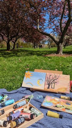 painting in a park aesthetic Vision Board Ideas Nature, Paint And Picnic Date, Art Picnic Date, Picnic Painting Aesthetic, Painting Picnic Aesthetic, Art Dates Aesthetic, Vision Board Painting, Painting With Friends Aesthetic, Picnic Painting Ideas