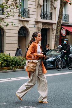 Lucy Chadwick, Reportage Photography, Cozy Fall Outfits, Paris Fashion Week Street Style, Uniqlo Women, Paris Street Style, Street Style Chic, Thanksgiving Outfit, Cool Street Fashion