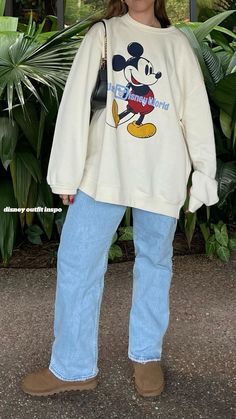 Disneyland Outfit Inspiration, Simple Disney Outfits Winter, Disney World Outfits Comfy, Disney Crewneck Outfit, Disneyworld Outfit November, Cold Disney Day Outfit, Disneyland Cute Outfits, Disney Outfit Cold Weather