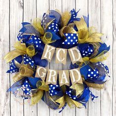 a blue and gold wreath with the words kod grad on it