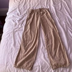 pull and bear summer wide leg mid waist beige/cream linen pants!! these pants are perfect for summer, and still have a lot of wears left in them. please note the small hole in the last photo 🤍 Cream Linen Pants, Pull And Bear, Linen Pants, Women's Pants, Wide Leg, Pants For Women, Cream, Pants, Trousers