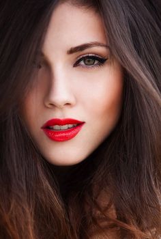 Pop of red lipstick Bold Red Lips, Beauty Make-up, Braut Make-up, Red Lip, Red Lipstick, Pretty Makeup, All Things Beauty, Beautiful Makeup, Beauty Inspiration