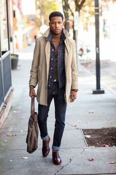 Strand Outfit, Trench Coat Beige, Navy Denim Jacket, Famous Outfits, Burgundy Jeans, Mens Fashion Fall, Style Inspiration Fall