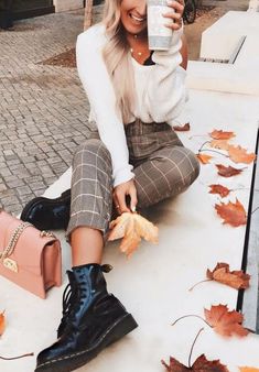 How To Style Doc Martens, Style Doc Martens, Women Dress Pants, Martens Outfit, Doc Martens Outfit, Look Retro, Bohol, Plaid Pants