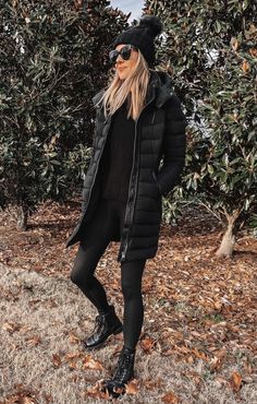 Combat Boots Winter Outfit, Leggings And Combat Boots, Puffer Coat Outfit, Combat Boot Outfit, Black Puffer Coat, Stylish Winter Outfits, Amy Jackson, Casual Chique, Fashion Jackson