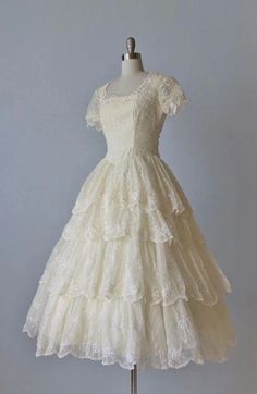 1950s Wedding Dress Vintage, Vintagecore Outfits, Vintage Wedding Dress 1950s, 50s Wedding Dress, Istoria Modei, 1950s Wedding Dress, Modest Bride, 1950s Wedding, Evening Gowns With Sleeves