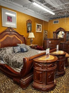 Tuscan Bedding, Dream Bedroom Luxury, King Size Bedroom, Thanksgiving Table Decor Ideas, King Size Bedroom Sets, King Sleigh Bed, Luxury Office Furniture, Wood Working Projects, Black Bedroom Design