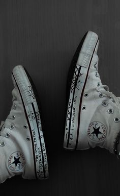 White old converse with scribbles Old Black Converse Aesthetic, White Converse Diy Design, Doodles On White Converse, Moony Padfoot Converse, Converse Doodles Aesthetic, Shoe Design Converse, White Converse Designs, White Converse Drawn On, Diy White Converse