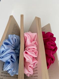 Hair Bows Aesthetic, Fall Scrunchies, Scrunchies Ideas, Aesthetic Scrunchies, Hair Accessories Packaging, Scrunchies Aesthetic, Scrunchie Styles, Braiding Your Own Hair