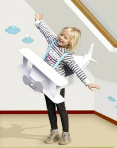 Plane Costume, Airplane Costume, Cardboard Airplane, Cardboard Box Crafts, Cardboard Toys, Airplane Party, Mario Party, Family Halloween Costumes, Diy Cardboard