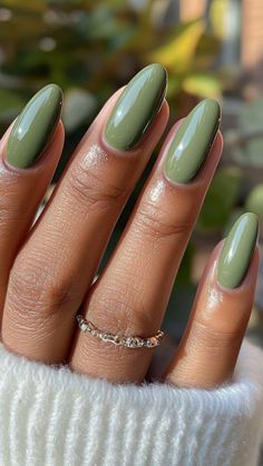 Get ready for the cozy and chic vibes of early fall with these must-try nail designs! 🍂💅 #EarlyFallNails #AutumnVibes #NailInspo #FallManicure #CozySeason #NailArt #TrendyNails #SeasonalNails #NailGoals #FallFashion" Nail Ideas For September, Navy Nail Art, Early Fall Nails, Grey Nail Art, Black Halloween Nails, Fall Nail Inspo, Halloween Nail Ideas, Green Nail Art, Fall Manicure