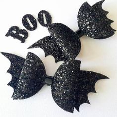 BAT Hair Bow Clip or Headband, Glitter Hair Bow, Glitter Hair Clip, Baby Headband, Hair Clip, Hair Bow, Hair Accessories Made of amazing quality Frosted Chunky Glitter Fabric this bow is absolutely delicious! Large size bow approx. 6 / 15.5 cm Bows securely attached to the strong Halloween Infantil, Bat Halloween, Hair Bow Clip, Diy Bows