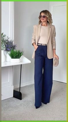 Casual Spring Work Outfits For Women 2024, Structured Outfits For Women, Wide Leg Pants With Blazer, Classy Outfits For Women Casual, Summer Plane Outfit, Classy Work Outfits Women, Italian Woman Style, Business Woman Outfits, Jw Outfits