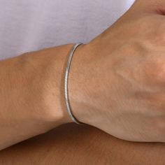 Luce un estilo discreto con el elegante Keary. Esta sutil pulsera de cadena con forma de serpiente añade un estilo picante a tu look diario. Piense menos en "una cena elegante" y más en "comerlo en el bar". No te dejes engañar por su tamaño, tiene mucha personalidad. Especificaciones:  Metal: Acero inoxidable con cuentas y corona de cobre y pulsera de alambre. Color: Variaciones de oro negro y plata Acabado: Pulido Peso total: 5 g Dimensiones: 0,07" | 1,7 mm Longitud: 8,27"-9,45" | 21cm-24cm aju Stainless Steel Bracelet Men, Snake Chain Bracelets, Chain Bracelets, Bracelet Clasps, Snake Chain, Chain Link Bracelet, Stainless Steel Bracelet, Link Bracelets