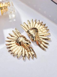 Make a statement with BIG CHIEF Earrings! Adorned with a bold Indian motif, these gold-tone earrings are a powerful way to make show-stopping style and add an adventurous edge to your outfit. Dare to be daring. Get BIG CHIEF Earrings now! Nickel and Lead compliant, Measurements: 1.5 inch Length x 1 inch Wide Gold Metal Plug Earrings For Festivals, Bold Gold Drop Earrings, Gold Metal Plug Earrings, Bold Metal Drop Earrings, Indian Motif, Big Chief, Metal Jewellery, Earring Sale, Your Outfit