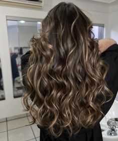 Different Highlight Colors, Brunette Hair Golden Highlights, Chocolate Boliage Hair, Blonde Highlights On Dark Hair Layers, Caramel Highlights Wavy Hair, Dimensional Brown Balayage, Brown Balayage With Highlights, Wavy Hair Highlights, Brown Hair Trends