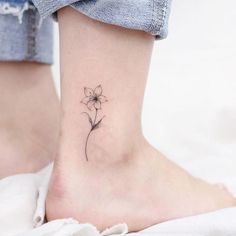 Small Lily Tattoo, Narcissus Tattoo, Lilly Flower Tattoo, Anklet Tattoo, Jasmine Tattoo, Tiger Lily Tattoos, Lillies Tattoo, Lily Tattoo Design, Lily Flower Tattoos