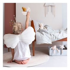 Put on Fabelab's Rainbow Wings and be the cutest little fairy, making magic in the Rainbow Valley. The lovely wings are designed with an elastic band, which makes them super easy for your little one to wear! Size: 55x30 cm Material: 100% Organic cotton Polyurethane filling Lurex elastic One Size 3-6 years Machine wash/air dry Tocoto Vintage, Rainbow Fairy, Scandi Nursery, Safari Theme Birthday, Wings Dress, Rainbow Fairies, Mermaid Theme Birthday