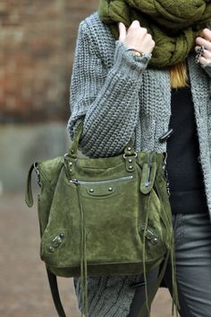 Love the color combination, handbag and scarf, so pretty! Boyfriend Sweater, Stil Boho, Looks Chic, Balenciaga City Bag, Look At You, Inspiration Mode