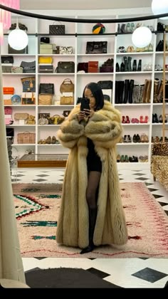 Big Fur Coat, Luxe Aesthetic, Fur Coat Outfit, Skai Jackson, Dinner Outfits, Winter Fits, Coat Outfits, Mode Inspo, Fashion Killa