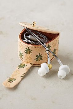 Diy En Cuir, Pineapple Lovers, Pineapple Gifts, Gifts Under 25, Study Aesthetic, Ear Buds, Travel Time, Earphone Case