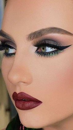 Makeup Looks For Redheads, Purple Eyes Makeup, Best Eyeliner For Tightlining, Formal Makeup Looks, Tightlining Eyes, Seductive Makeup, Fox Makeup, Glam Grunge, Date Night Makeup