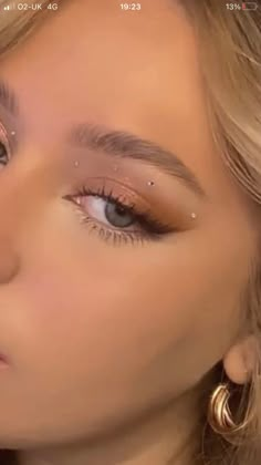 Natural Gem Makeup, Bridal Makeup With Gems, Natural Makeup With Ringstones, Natural Makeup With Gems, Gold Eye Makeup With Rhinestones, Gold Gem Eye Makeup, Hoco Makeup Ideas With Gems, Gold Makeup With Gems, Aesthetic Birthday Makeup